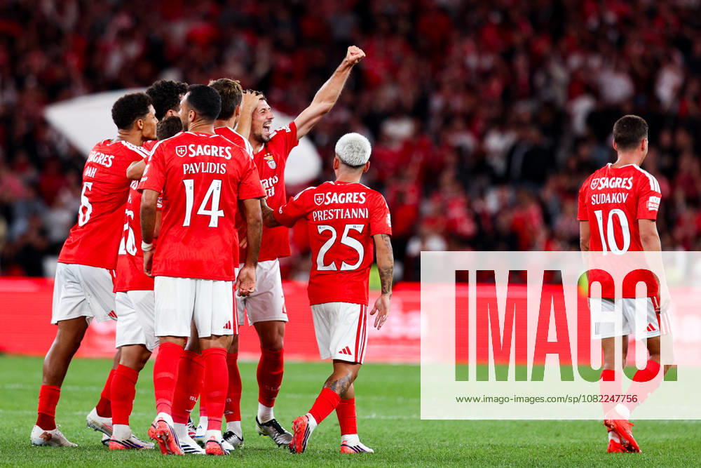 SL Benfica v Estoril Praia SAD - Liga Portugal BetClic 2026 2027 Clement Lenglet, do SL Benfica, marca e celebra com Joao Palhinha durante a partida entre SL Benfica v Estoril Praia SAD, para a Liga Portugal BetClic 2026 2027 no Estadio da Luz, Portugal (Foto de Diogo Faria Reis Avant Sports) Lisboa Estadio Jose Alvalde Lisboa Portugal