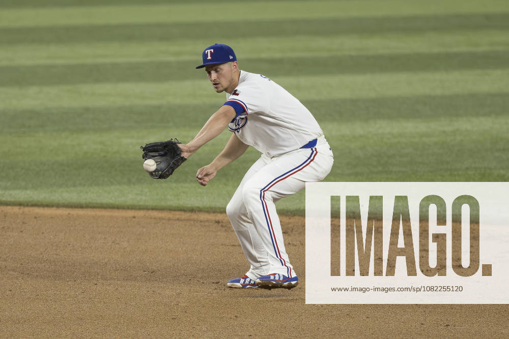 Texas Rangers shortstop COREY SEAGER (5) fields a ground ball against the Athletics at Globe Life Field. Rangers win 8-1. Arlington USA - ZUMAf180 20260831_zsp_f180_002