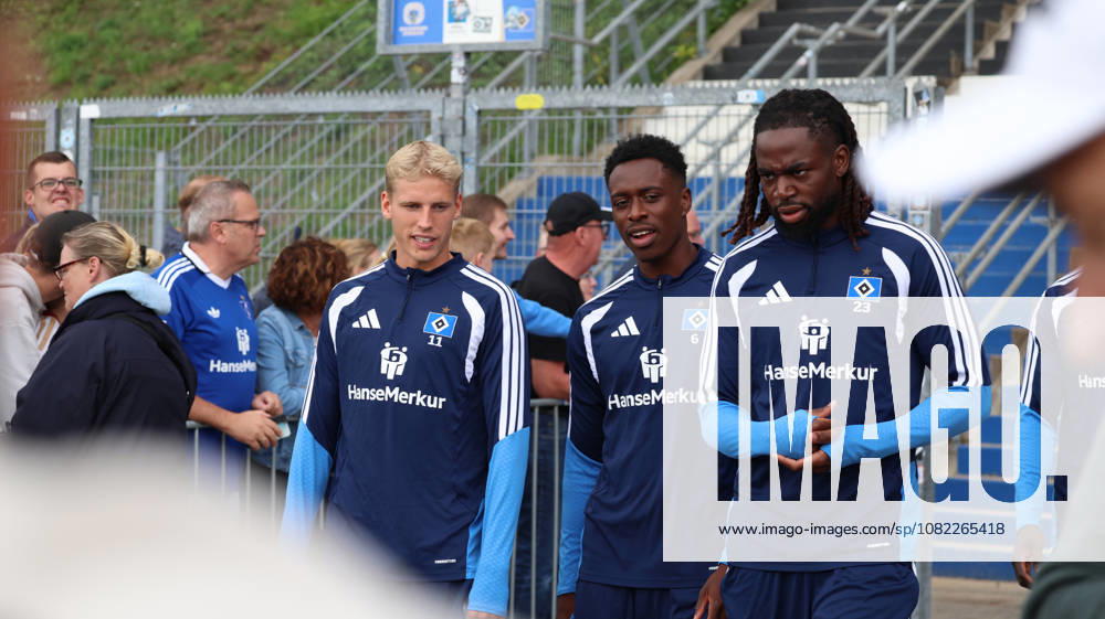 Fussball 1.Bundesliga, Hamburger SV - Training v.l. Albert Gronbaek (Hamburger SV) Albert Sambi Lokonga (Hamburger SV) Jordan Torunarigha (Hamburger SV) Hamburg