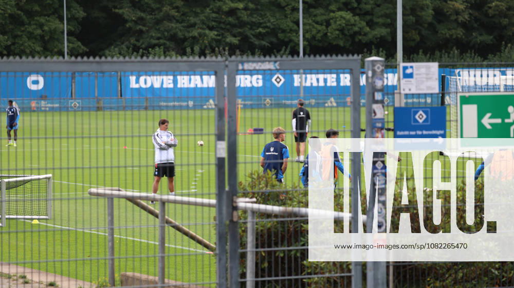 Fussball 1.Bundesliga, Hamburger SV - Training v.l. Merlin Polzin Trainer (Hamburger SV) Hamburg