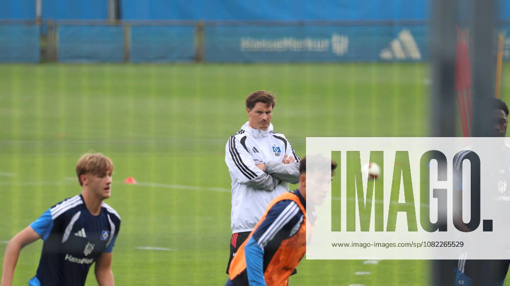 Fussball 1.Bundesliga, Hamburger SV - Training v.l. Merlin Polzin Trainer (Hamburger SV) Hamburg