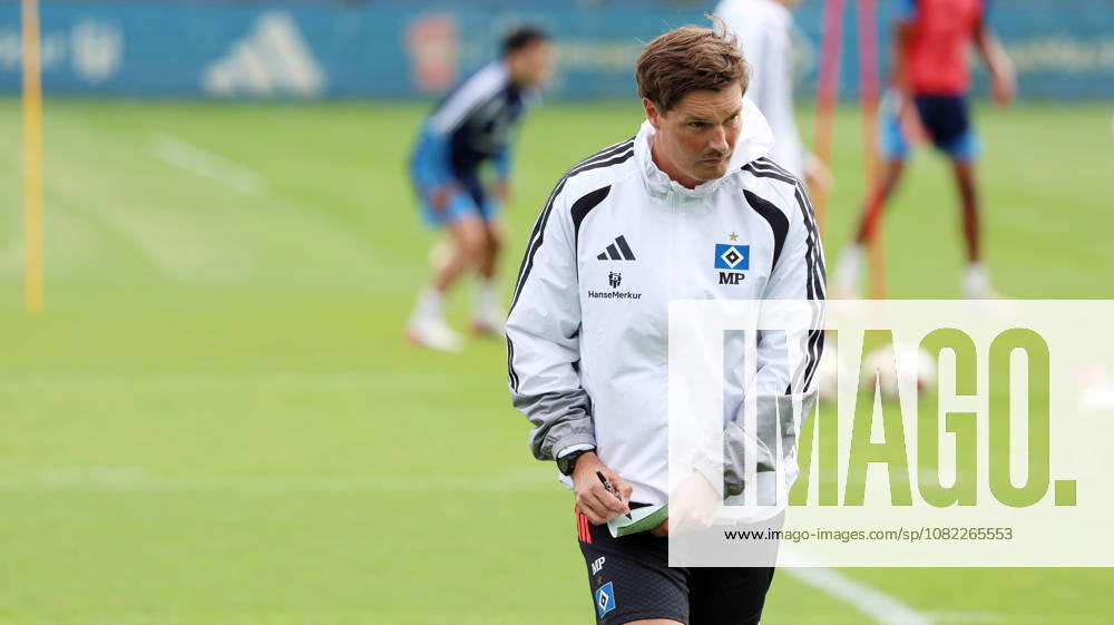 Fussball 1.Bundesliga, Hamburger SV - Training v.l. Merlin Polzin Trainer (Hamburger SV) macht Notizen Hamburg