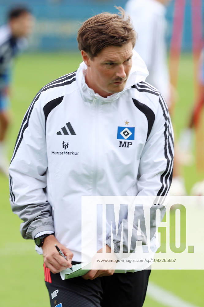 Fussball 1.Bundesliga, Hamburger SV - Training v.l. Merlin Polzin Trainer (Hamburger SV) macht Notizen Hamburg