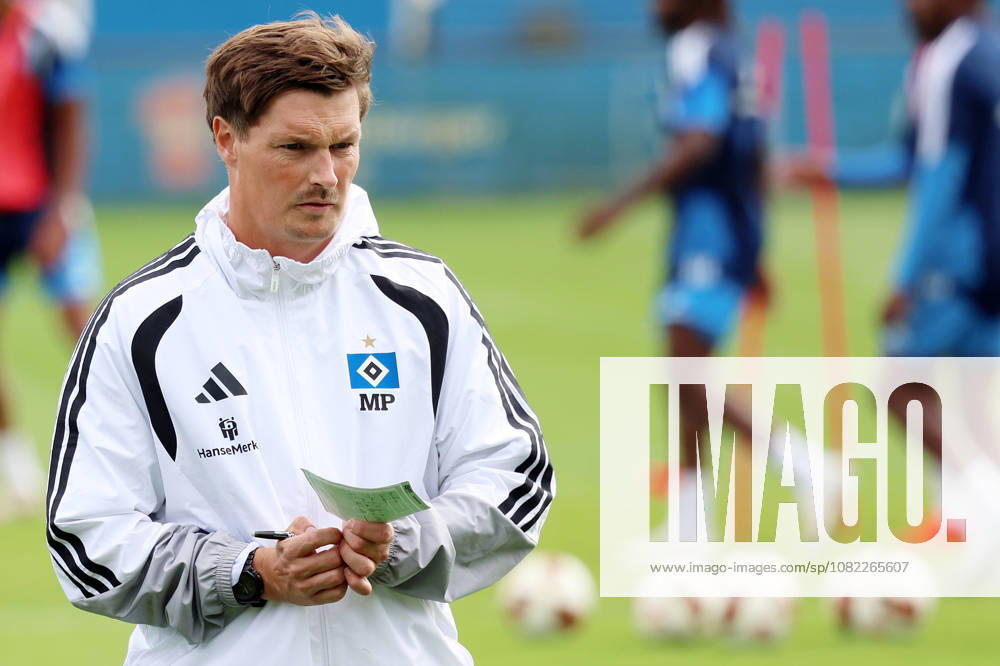 Fussball 1.Bundesliga, Hamburger SV - Training v.l. Merlin Polzin Trainer (Hamburger SV) macht Notizen Hamburg