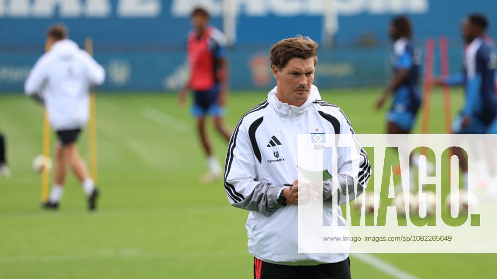 Fussball 1.Bundesliga, Hamburger SV - Training v.l. Merlin Polzin Trainer (Hamburger SV) macht Notizen Hamburg