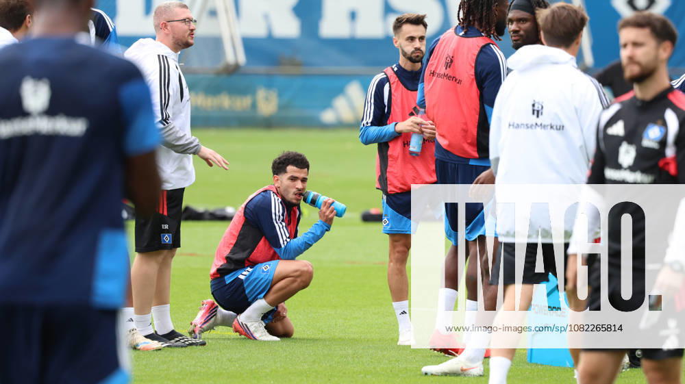 Fussball 1.Bundesliga, Hamburger SV - Training v.l. Zakaria El Ouahdi (Hamburger SV) Fabio Vieira (Hamburger SV) Trinkpause Hamburg