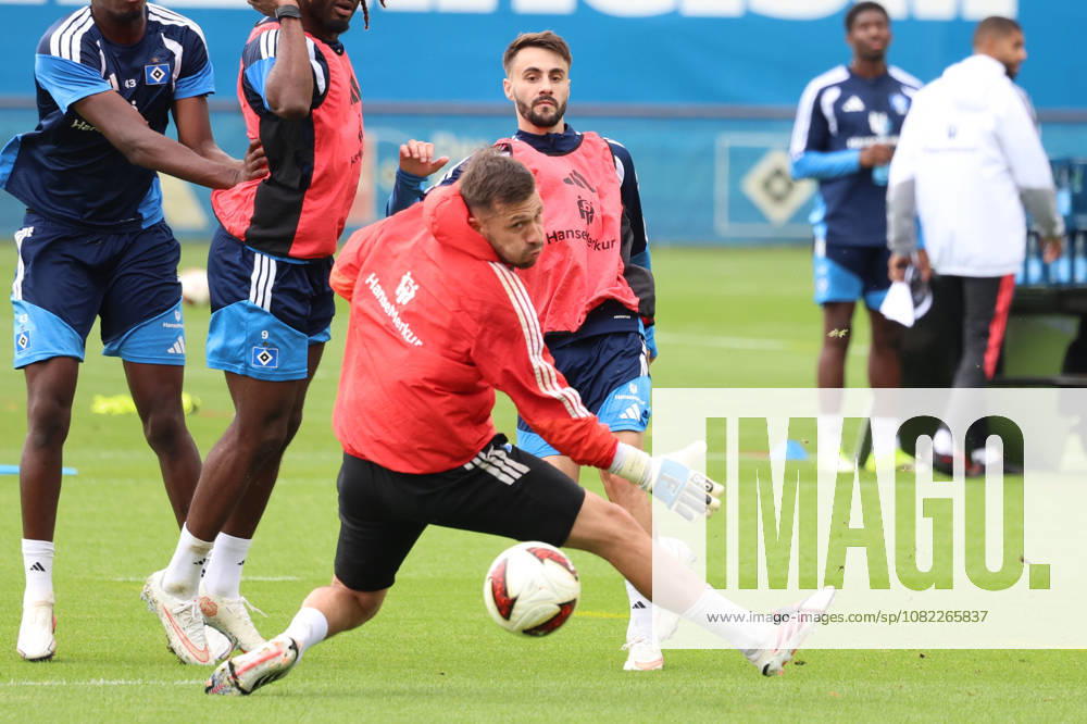 Fussball 1.Bundesliga, Hamburger SV - Training v.l. Daniel Heuer Fernandes (Hamburger SV) Fabio Vieira (Hamburger SV) Hamburg