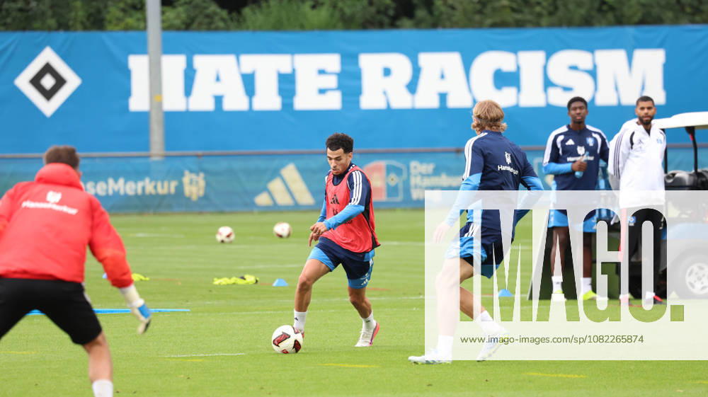 Fussball 1.Bundesliga, Hamburger SV - Training v.l. Zakaria El Ouahdi (Hamburger SV) Hamburg