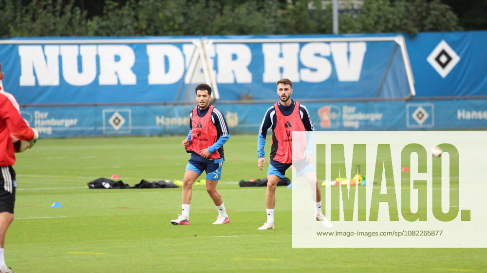 Fussball 1.Bundesliga, Hamburger SV - Training v.l. Zakaria El Ouahdi (Hamburger SV) Fabio Vieira (Hamburger SV) Hamburg