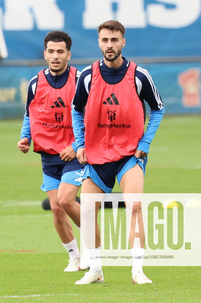 Fussball 1.Bundesliga, Hamburger SV - Training v.l. Zakaria El Ouahdi (Hamburger SV) Fabio Vieira (Hamburger SV) Hamburg