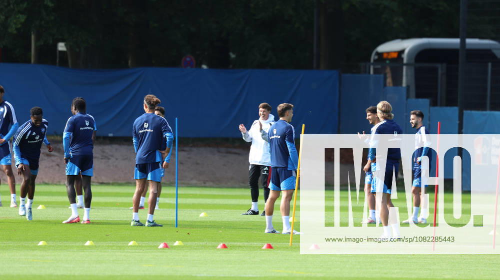 Fussball 1.Bundesliga, Hamburger SV - Training v.l. Merlin Polzin Trainer (Hamburger SV) gibt Anweisungen, gestikuliert, mit den Armen gestikulieren gives instructions, gesticulate Hamburg