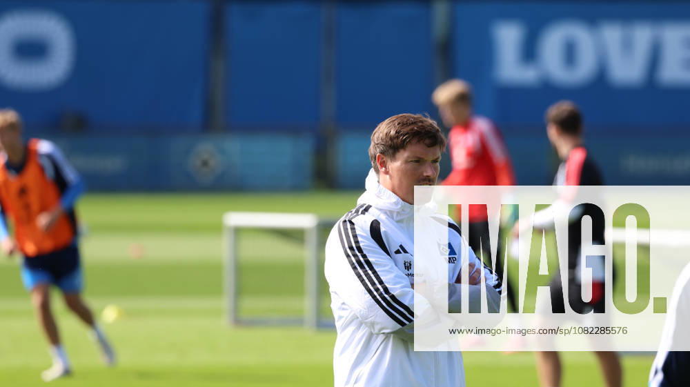 Fussball 1.Bundesliga, Hamburger SV - Training v.l. Merlin Polzin Trainer (Hamburger SV) Hamburg