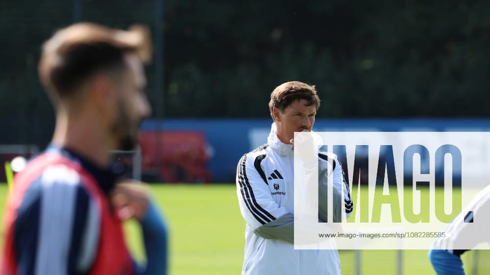 Fussball 1.Bundesliga, Hamburger SV - Training v.l. Merlin Polzin Trainer (Hamburger SV) Hamburg