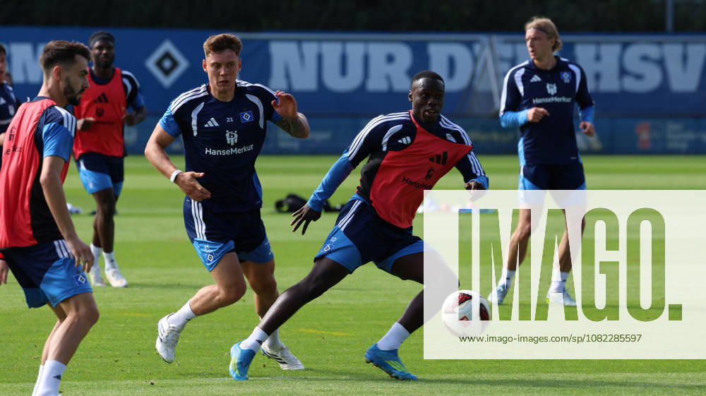 Fussball 1.Bundesliga, Hamburger SV - Training v.l. Nicolai Remberg (Hamburger SV) Hamburg