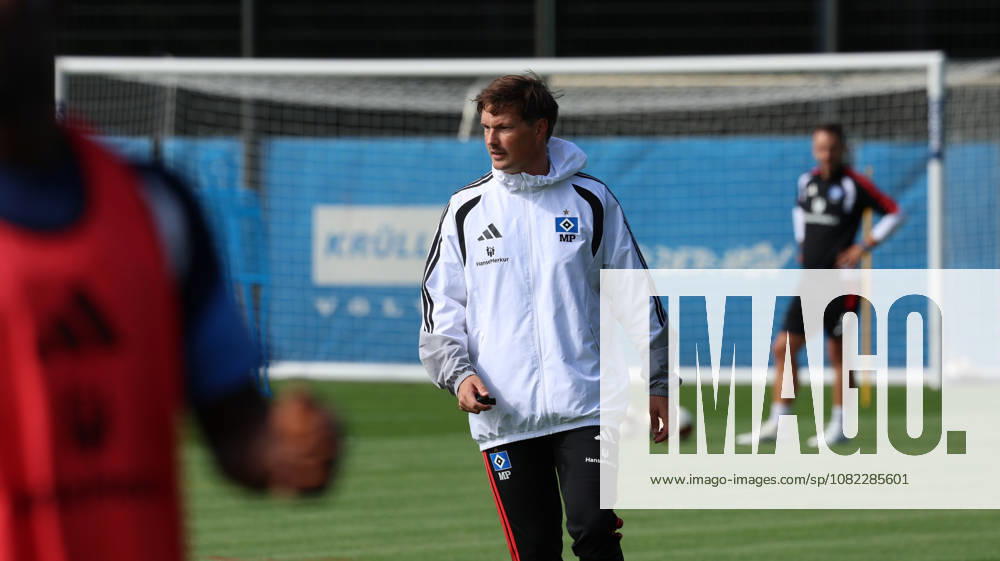 Fussball 1.Bundesliga, Hamburger SV - Training v.l. Merlin Polzin Trainer (Hamburger SV) Hamburg