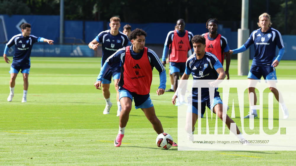 Fussball 1.Bundesliga, Hamburger SV - Training v.l. Bilal Nadir (Hamburger SV) Martin Adeline (Hamburger SV) Hamburg