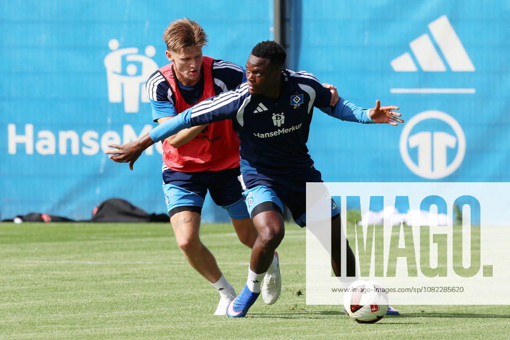 Fussball 1.Bundesliga, Hamburger SV - Training v.l. David Moller Wolfe (Hamburger SV) Patson Daka (Hamburger SV) Hamburg