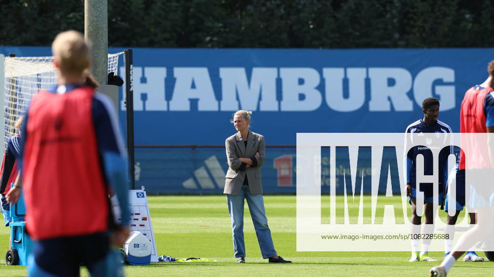 Fussball 1.Bundesliga, Hamburger SV - Training v.l. Kathleen Krüger Krueger Vorstand (Hamburger SV) Hamburg