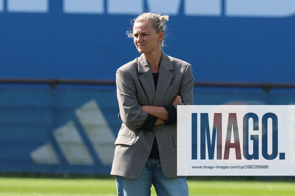 Fussball 1.Bundesliga, Hamburger SV - Training v.l. Kathleen Krüger Krueger Vorstand (Hamburger SV) Hamburg