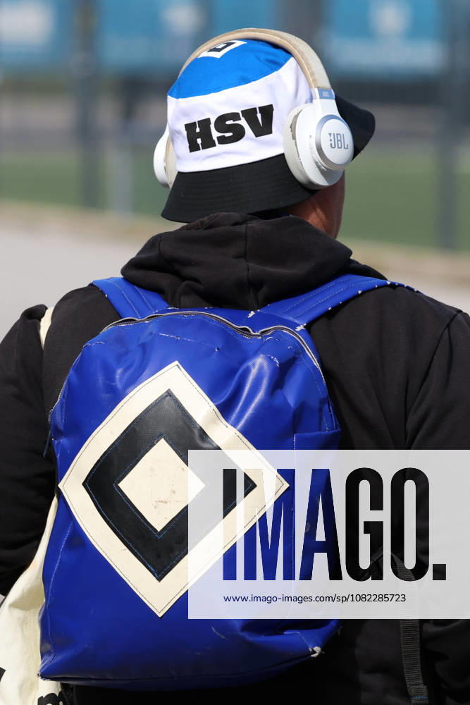 Fussball 1.Bundesliga, Hamburger SV - Training v.l. HSV Fans ,Stimmung, Schals, Ultras, Zuschauer, Besucher, Choreo, Choreografie, atmosphere, scarves, spectators, visitors Hamburg