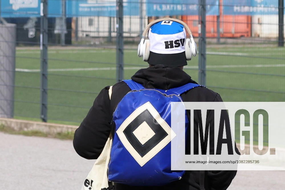 Fussball 1.Bundesliga, Hamburger SV - Training v.l. HSV Fans ,Stimmung, Schals, Ultras, Zuschauer, Besucher, Choreo, Choreografie, atmosphere, scarves, spectators, visitors Hamburg