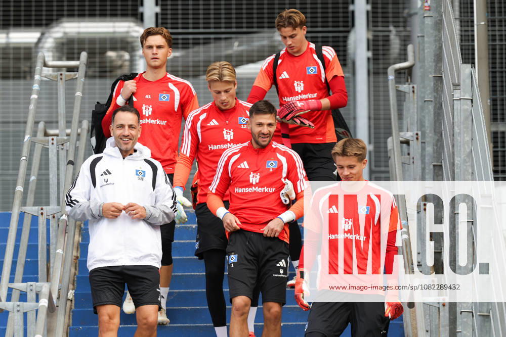 2026.09.02 Fussball 1. Bundesliga Hamburger Sportverein - Training am Volksparkstadion v.l. Sven Hoeh Torwart Trainer, Torwart Fernando Dickes (Hamburger SV, 41), Torwart Sander Tangvik (Hamburger SV, 12),Torwart Daniel Heuer Fernandes (Hamburger SV, 1), Torwart Elias Lahti (Hamburger SV, 40), Colin Poppelbaum (Hamburger SV) (DFL DFB regulations prohibit any use of photographs as image sequences and or quasi-video.