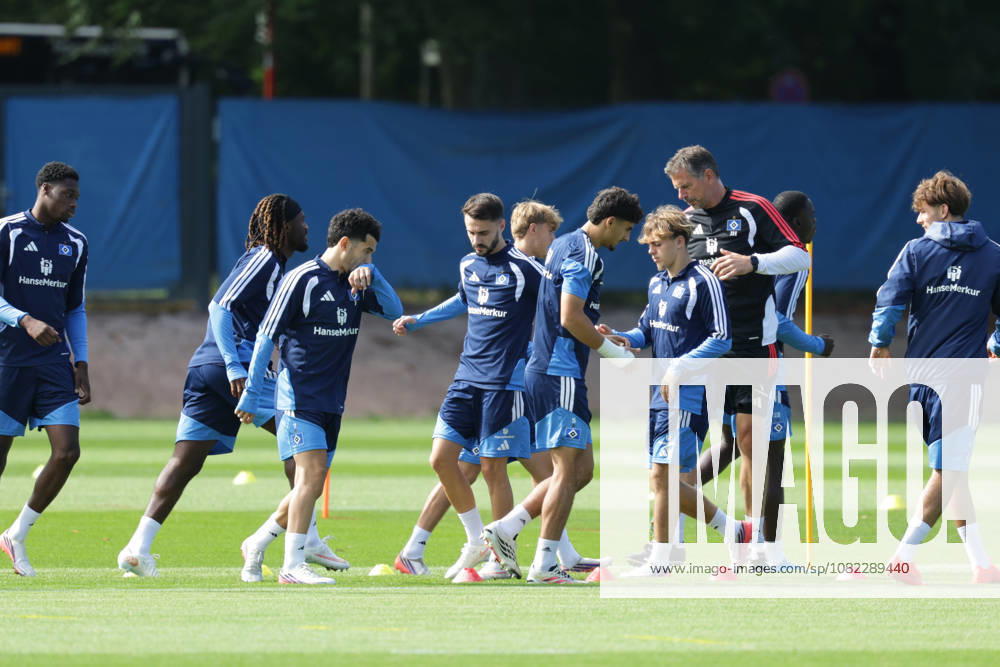 2026.09.02 Fussball 1. Bundesliga Hamburger Sportverein - Training am Volksparkstadion v.l. Die Mannschaft vom Hamburger SV beim warm-up (DFL DFB regulations prohibit any use of photographs as image sequences and or quasi-video.