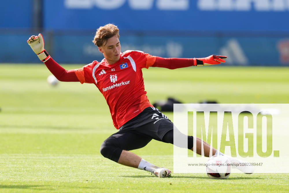 2026.09.02 Fussball 1. Bundesliga Hamburger Sportverein - Training am Volksparkstadion v.l. Torwart Fernando Dickes (Hamburger SV, 41) (DFL DFB regulations prohibit any use of photographs as image sequences and or quasi-video.