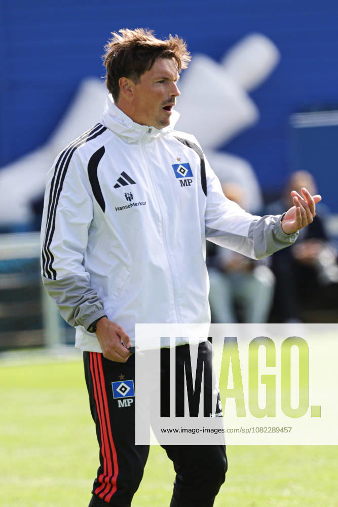 2026.09.02 Fussball 1. Bundesliga Hamburger Sportverein - Training am Volksparkstadion v.l. Trainer Merlin Polzin (Hamburger SV) gibt Anweisungen, gestikuliert, mit den Armen gestikulieren, gives instructions, gesticulate (DFL DFB regulations prohibit any use of photographs as image sequences and or quasi-video.