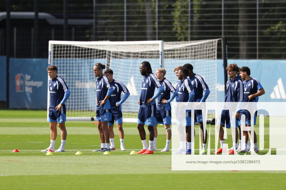 2026.09.02 Fussball 1. Bundesliga Hamburger Sportverein - Training am Volksparkstadion v.l. Die Mannschaft vom Hamburger SV warm-up (DFL DFB regulations prohibit any use of photographs as image sequences and or quasi-video.