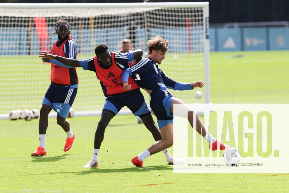 2026.09.02 Fussball 1. Bundesliga Hamburger Sportverein - Training am Volksparkstadion v.l. Bakery Jatta (Hamburger SV, 18), Otto Stange (Hamburger SV, 19) in aktion, in action (DFL DFB regulations prohibit any use of photographs as image sequences and or quasi-video.