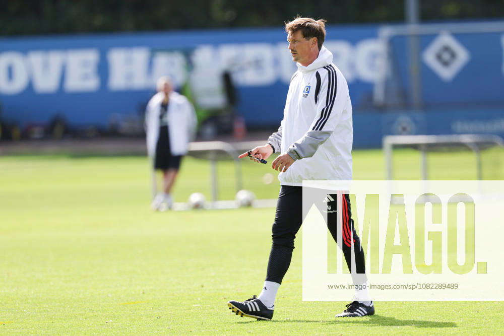 2026.09.02 Fussball 1. Bundesliga Hamburger Sportverein - Training am Volksparkstadion v.l. Trainer Merlin Polzin (Hamburger SV) (DFL DFB regulations prohibit any use of photographs as image sequences and or quasi-video.