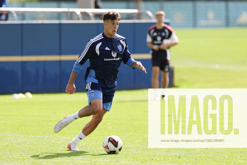 2026.09.02 Fussball 1. Bundesliga Hamburger Sportverein - Training am Volksparkstadion v.l. Nicolas Capaldo (Hamburger SV, 24) in aktion, in action (DFL DFB regulations prohibit any use of photographs as image sequences and or quasi-video.