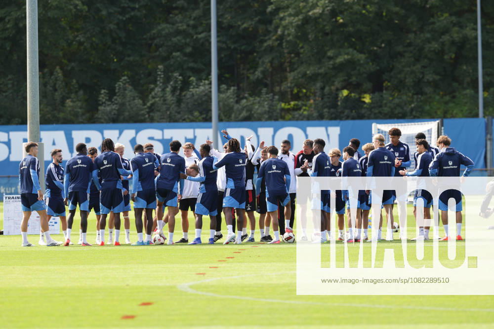 2026.09.02 Fussball 1. Bundesliga Hamburger Sportverein - Training am Volksparkstadion v.l. Die Mannschaft vom Hamburger SV begruesst den neuen Mitspieler David Moeller Wolfe ( Hamburger SV, 3) (DFL DFB regulations prohibit any use of photographs as image sequences and or quasi-video.