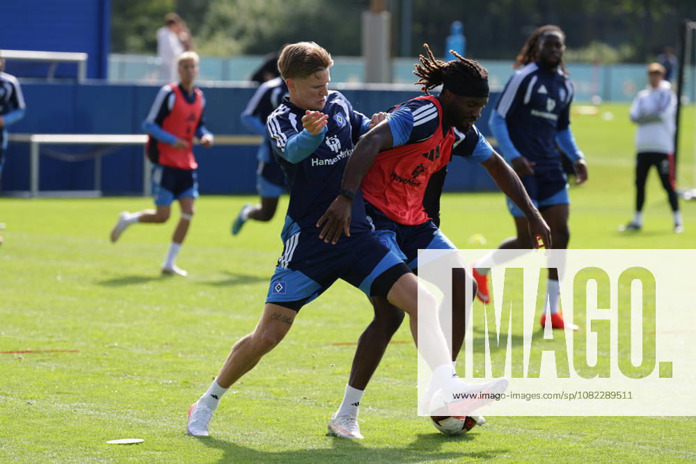 2026.09.02 Fussball 1. Bundesliga Hamburger Sportverein - Training am Volksparkstadion v.l. David Moeller Wolfe ( Hamburger SV, 3) , Terem Moffi (Hamburger SV, 9) in aktion, in action (DFL DFB regulations prohibit any use of photographs as image sequences and or quasi-video.