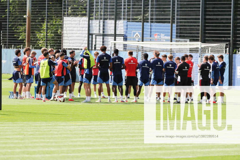 2026.09.02 Fussball 1. Bundesliga Hamburger Sportverein - Training am Volksparkstadion v.l. Abschlussbesprechung nach dem Training (DFL DFB regulations prohibit any use of photographs as image sequences and or quasi-video.