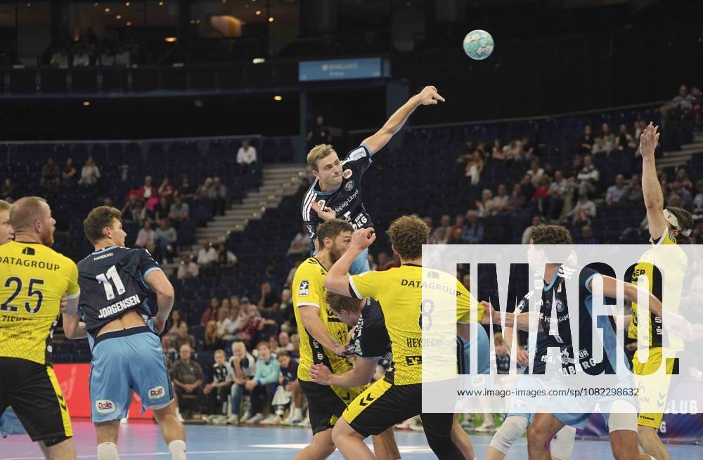 Foto : Torwurf von .... Oliver NORLYK ( Hamburg ) gegen .... Samuel Röthlisberger ( Stuttgart ) Handball Herren 1. Bundesliga 2. Spieltag am Mi. 02.09.2026 Handball 1. Liga HCH Hamburg - TVB Stuttgart 34 - 34