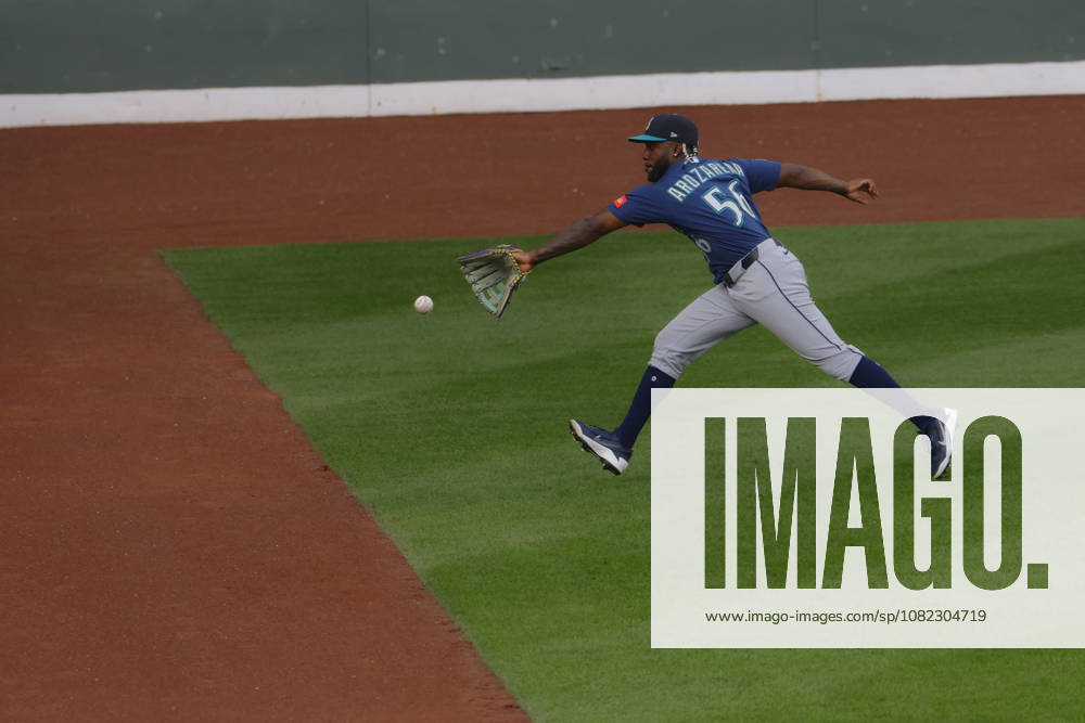 Seattle Mariners left fielder Randy Arozarena chases after the ball during the third inning against the Boston Red Sox at Fenway Park in Boston, Massachusetts on Wednesday, September 2, 2026. BOP20260902010 CJxGUNTHER