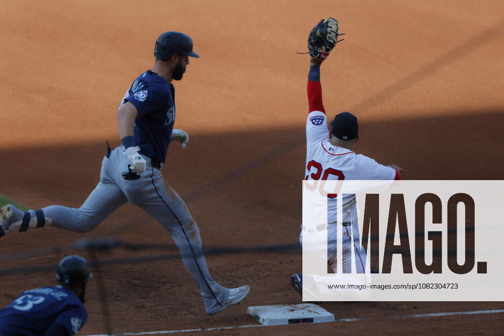 Boston Red Sox first baseman Mickey Gasper, gets the tag ahead of Seattle Mariners Taylor Ward, left, during the fifth inning at Fenway Park in Boston, Massachusetts on Wednesday, September 2, 2026. BOP20260902012 CJxGUNTHER