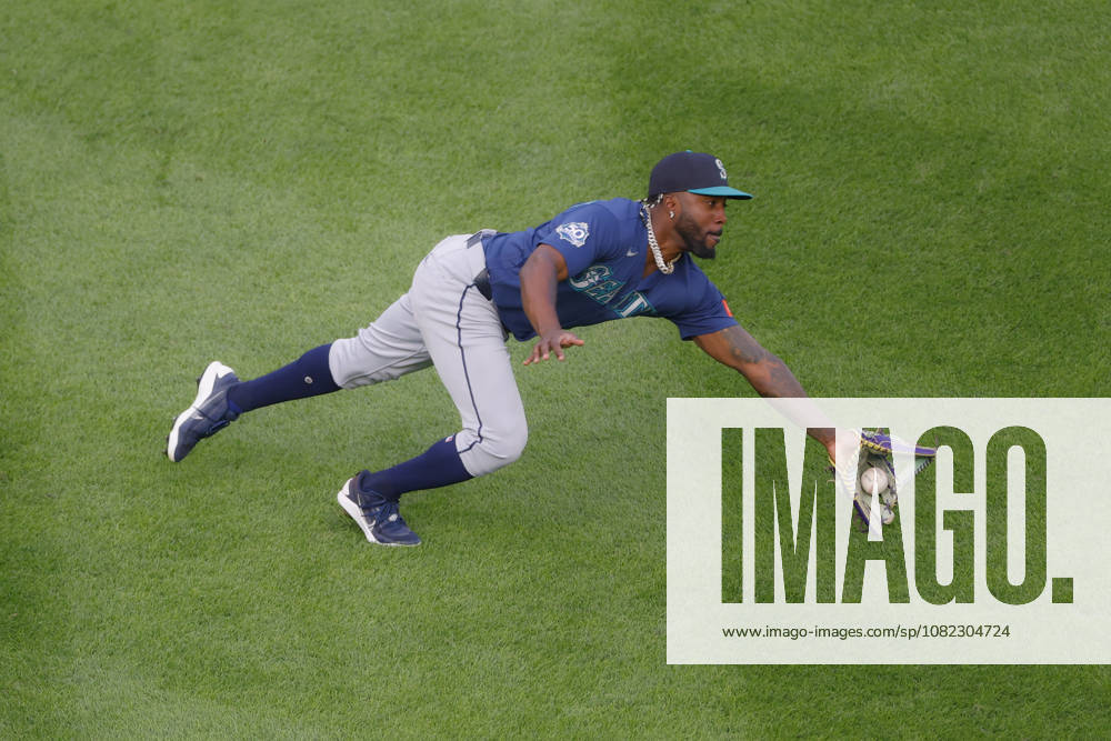 Seattle Mariners left fielder Randy Arozarena fields the ball during the fifth inning against the Boston Red Sox at Fenway Park in Boston, Massachusetts on Wednesday, September 2, 2026. BOP20260902014 CJxGUNTHER