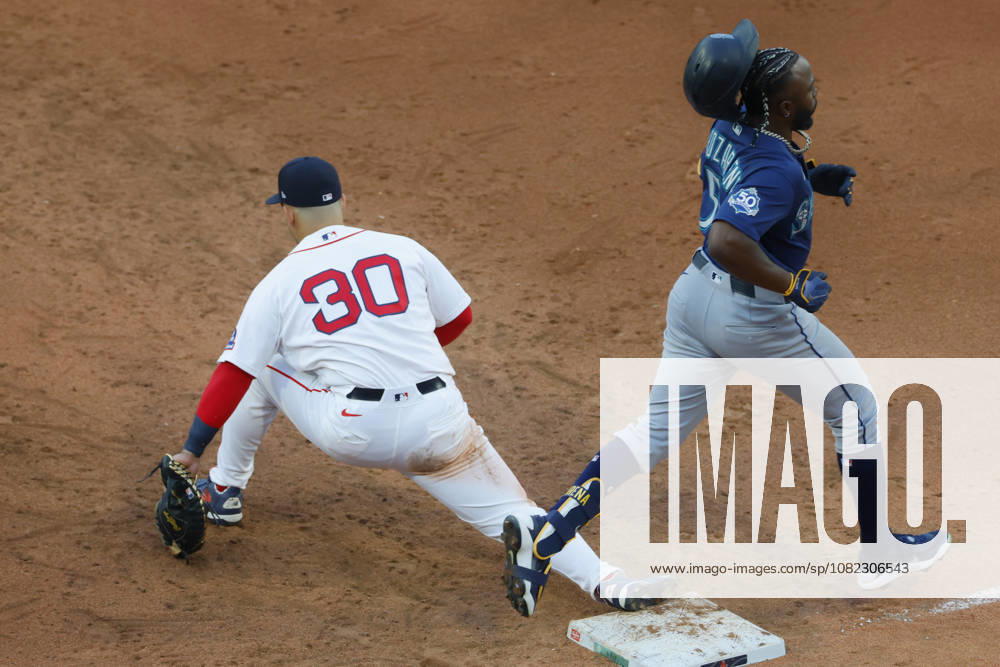 Seattle Mariners Randy Arozarena, right, looses his batting helmet as he is tagged out at first base by Boston Red Sox first baseman Mickey Gasper during the seventh inning at Fenway Park in Boston, Massachusetts on Wednesday, September 2, 2026. BOP20260902016 CJxGUNTHER