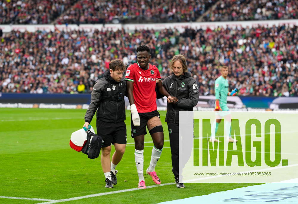 Mustapha Bundu (Hannover 96, 7) wird nach einer Verletzung in der ersten Halbzeit vom Platz begleitet. GER, Hannover 96 vs Karlsruher SC, 2. Bundesliga, 4. Spieltag, Saison 2026-27, Heinz von Heiden Arena, Hannover, 04.09.2026 DFL REGULATIONS PROHIBIT ANY USE OF PHOTOGRAPHS AS IMAGE SEQUENCES AND OR QUASI-VIDEO GER, Hannover 96 vs Karlsruher SC, 2. Bundesliga, 4. Spieltag, Saison 2026-27, 04.09.2026 Hannover