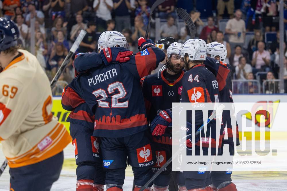(Mannheim, Germany, 26 09 04) CHL (Champions Hockey League) 2026 27, Match day one: Adler Mannheim (Germany) vs. Växjö Lakers (Sweden) Jubilation amongst the Adler following Matthias Plachtas (22) 1 0 goal Mannheim Baden-Wurttemberg Germany