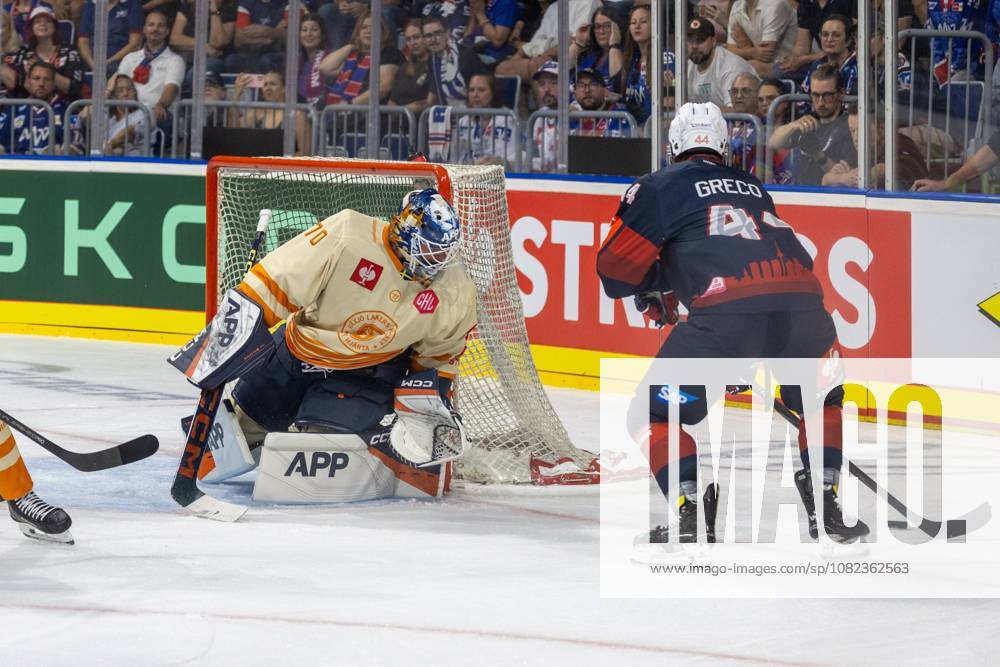 (Mannheim, Germany, 26 09 04) CHL (Champions Hockey League) 2026 27, Match day one: Adler Mannheim (Germany) vs. Växjö Lakers (Sweden) Anthony Greco (44, Mannheim) with a great chance to score for the Adler Mannheim Baden-Wurttemberg Germany