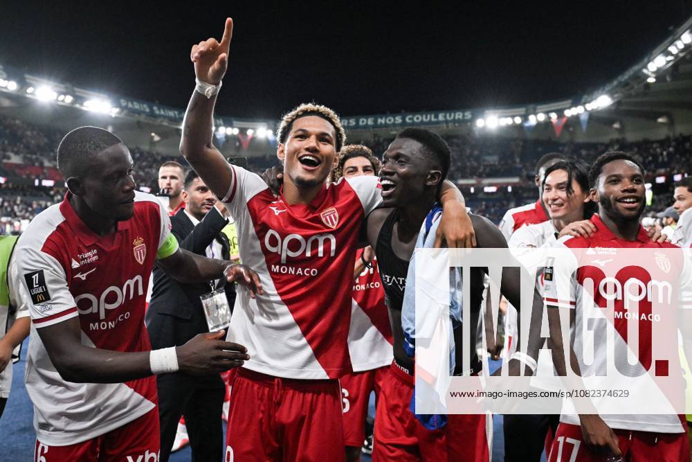 Ligue 1 PSG vs AS Monaco PARIS, FRANCE - SEPTEMBER 4, 2026: AS Monacos players celebrate their win at the end of the French L1 football match against Paris Saint-Germain at the Parc des Princes stadium in Paris on September 4, 2026. Paris ÃŽle-de-France FR