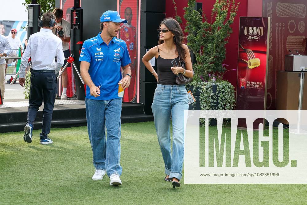 Pierre Gasly (BWT Alpine 10) und Freundin Francisca Kika Cerqueira Gomes kommen am Paddock an, 3 Freies Training, Grosser Preis von Italien, Motorsport, Herren, Formel 1, 05.09.2026 Monza Lombardei Italien