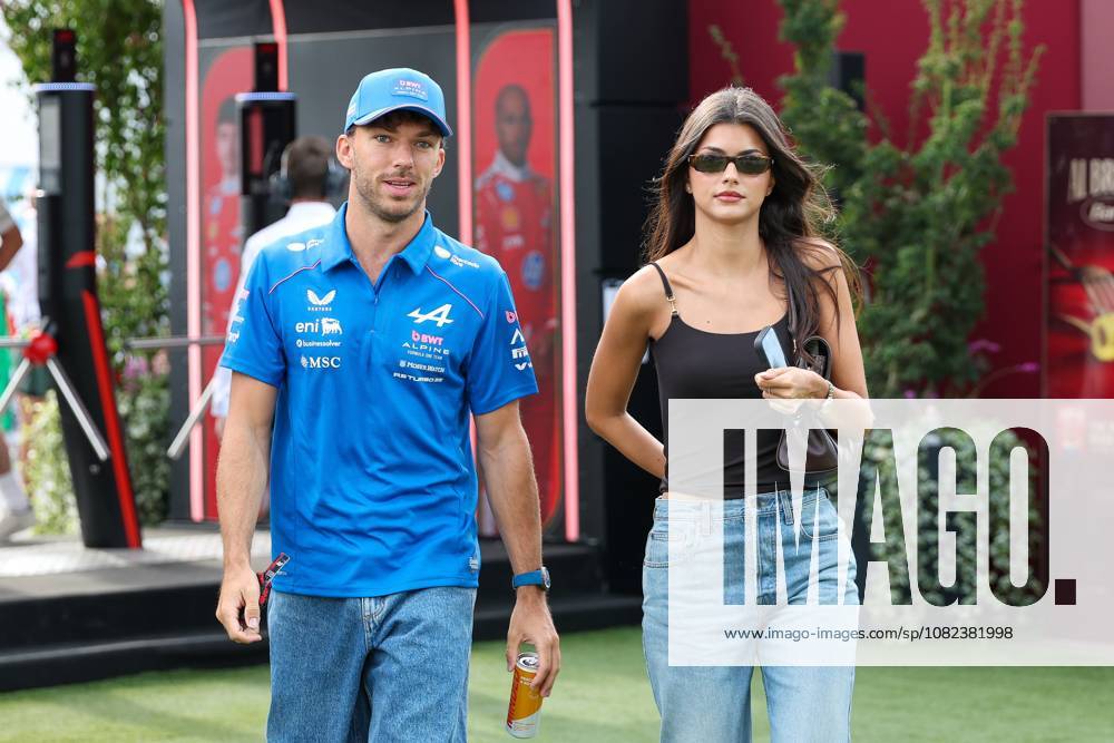 Pierre Gasly (BWT Alpine 10) und Freundin Francisca Kika Cerqueira Gomes kommen am Paddock an, 3 Freies Training, Grosser Preis von Italien, Motorsport, Herren, Formel 1, 05.09.2026 Monza Lombardei Italien