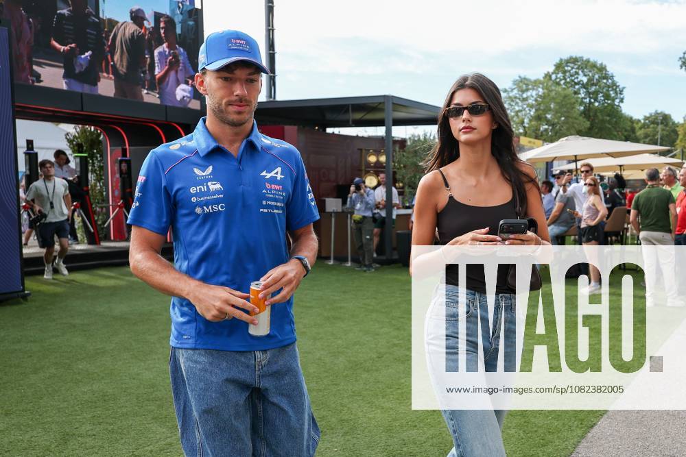 Pierre Gasly (BWT Alpine 10) und Freundin Francisca Kika Cerqueira Gomes kommen am Paddock an, 3 Freies Training, Grosser Preis von Italien, Motorsport, Herren, Formel 1, 05.09.2026 Monza Lombardei Italien