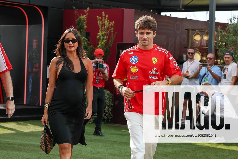 Charles Leclerc (Scuderia Ferrari HP 16) und Ehefrau Alexandra Saint Mleux mit Babybauch kommen am Paddock an, 3 Freies Training, Grosser Preis von Italien, Motorsport, Herren, Formel 1, 05.09.2026 Monza Lombardei Italien