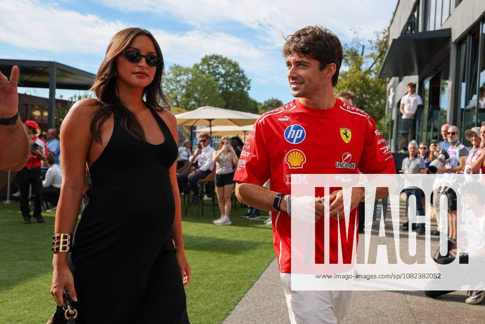Charles Leclerc (Scuderia Ferrari HP 16) und Ehefrau Alexandra Saint Mleux mit Babybauch kommen am Paddock an, 3 Freies Training, Grosser Preis von Italien, Motorsport, Herren, Formel 1, 05.09.2026 Monza Lombardei Italien